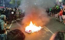 Massa Ojol Kepung Polresta Malang dengan Blokade Jalan hingga Bakar Ban<