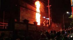 Demo di Malang Memanas, Massa Bertahan di Depan Mapolresta Bakar Baliho Besar<
