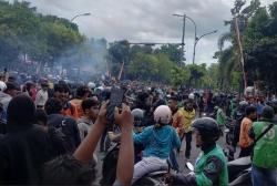 Demo Driver Ojol di Markas Brimob Solo Ricuh, Massa Lempari Polisi Pakai Batu<
