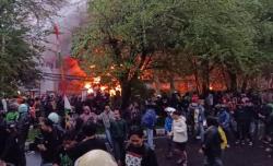 Demo Rusuh di Depan DPRD Jabar Berlanjut, Massa Bakar Rumah<