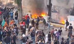 Demo Solidaritas Ojol di Surabaya Ricuh! Massa Bakar Puluhan Motor di Grahadi<