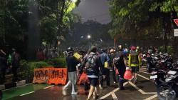 Hujan Reda, Massa Aksi Kembali Kepung DPR<