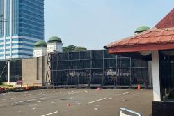 Massa kembali Datangi Gedung DPR, Lempar Botol hingga Minta Gerbang Dibuka