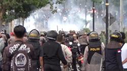 Pukul Mundur Massa di Depan DPRD Cianjur, Polisi  Tembakkan Gas Air Mata <