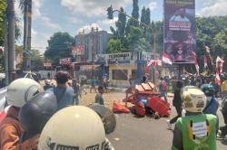 Demo Ricuh di Cirebon, Massa Bakar Ban hingga Rusak Polsek Sumber dan Pos Polisi<