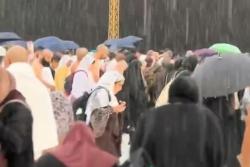 Viral, Ribuan Jemaah Khusyuk Beribadah di Masjidil Haram meski Badai dan Hujan Lebat