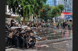 Ricuh! Demo Solidaritas Ojol di Medan Berujung Bentrok dengan Polisi, 12 Orang Terluka<