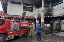 Asap Muncul di Gedung DPRD Solo yang Dibakar, Damkar Padamkan Sisa Kebakaran<