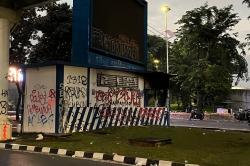 Potret Pos Polisi Semanggi usai Dirusak Massa, Tembok Penuh Coretan Vandalisme<