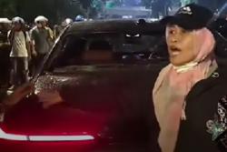 Viral Emak-emak Cegah Massa Demo Geruduk Mobil BMW: Jangan Rusak Perjuangan!<