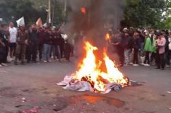 Bakar Ban, BEM Solo Raya Demo di Depan DPRD Solo Sampaikan Sejumlah Tuntutan<