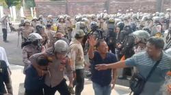 Demo Mahasiswa di Kantor Gubernur Jambi Ricuh, 3 Orang Ditangkap<