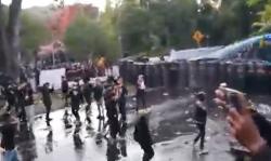Demo 17 Elemen Mahasiswa di Manado Ricuh, Polisi Dilempari Batu Dibalas Water Cannon<