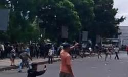 Demo di DPRD OKU Ricuh, Massa Lempari Polisi Pakai Batu Dibalas Water Cannon<