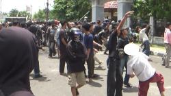 Demo di OKU Ricuh, Bocah SD Ikut Lempari Polisi dan Gedung DPRD dengan Batu<