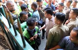 Wapres Gibran Bawa Satu Truk Isi Sembako, Dibagikan ke Driver Ojol di Stasiun Gondangdia