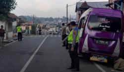 Detik-Detik Minibus Peziarah Terguling Tabrak 7 Motor dan Mobil di Pemalang