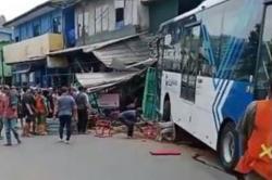 Penampakan Bus Transjakarta Tabrak Toko di Jaksel, Kondisi Porak-poranda