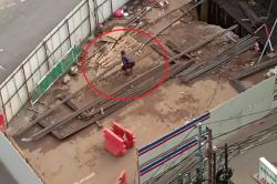 Viral Pria Curi Besi Proyek LRT Velodrome-Manggarai, Beraksi di Siang Hari<