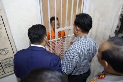 Momen Yusril Bertemu Delpedro Marhaen di Rutan Polda Metro Jaya