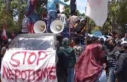 Bupati Bangkalan Didemo Ribuan Warga, Dinilai Nepotisme dan Tidak Transparan<
