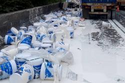 Kecelakaan 2 Truk di Tol Pluit Jakut, Jalanan Dibanjiri Cat Putih
