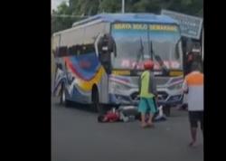 Sopir Bus Sumber Selamat Diamuk Massa usai Tabrak Pemotor di Lampu Merah Mojokerto