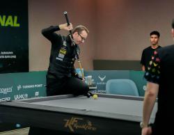 Spektakuler! Juara Dunia Trickshot Biliar Florian Kohler Hipnotis Warga Kota Batu dengan Aksi Gila