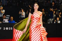 Viral Dian Sastrowardoyo Pakai Dress Pink-Hijau di BIFF 2025, Simbol Perlawanan?