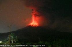 Gunung Lewotobi Laki-laki Meletus Hari Ini 8 Kali, PVMBG Minta Warga Waspada<