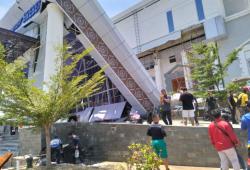 Detik-Detik Atap Gedung KPT Brebes Ambruk, 3 Pekerja Luka-Luka<