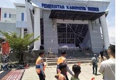 Bruuk! Atap Gedung KPT Brebes Senilai Rp110 Miliar Ambruk, Sejumlah Korban Luka<