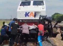 Kecelakaan Maut Pikap Tertabrak Kereta Api Tawang Jaya di Cirebon, 2 Tewas<