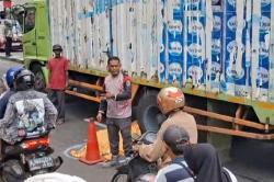 Pilu! Pemotor Perempuan Tewas usai Terjatuh dan Terlindas Truk Boks di Depok