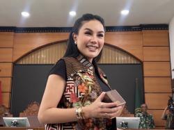 Kaget! Outer Batik Nikita Mirzani Ini Ternyata Rancangan Anne Avantie 7 Tahun Lalu