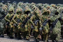 Sniper TNI Ikut Defile dengan Jubah Kamuflase