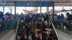 Warga Padati Stasiun Gondangdia dan Manggarai usai Saksikan HUT ke-80 TNI