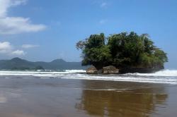 Keindahan Pantai Pelang Dijuluki Tanah Lot dari Trenggalek, Wajib Datang!