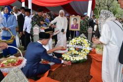 Gibran Pimpin Pemakaman Karlinah Istri Wapres ke-4 Umar Wirahadikusumah di TMP Kalibata