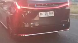 Viral! Mobil Sri Sultan HB X Disalip Rombongan Tot Tot Wuk Wuk saat Antre di Lampu Merah<