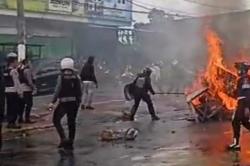 Demo Ricuh Mahasiswa di Jayapura, 2 Mobil Polisi Dirusak 1 Kendaraan PDAM Dibakar<