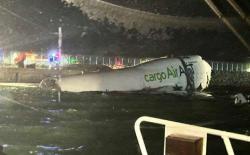 Penampakan Pesawat Boeing 747 Masuk Laut di Bandara Hong Kong, Badan Terpotong