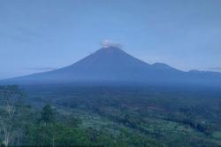 Gunung Semeru Erupsi, Semburkan Kolom Abu Setinggi 500 Meter ke Langit
