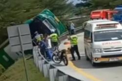 Kronologi Kecelakaan Bus Rombongan Wisata Asal Semarang, Terguling di Exit Tol Pemalang<