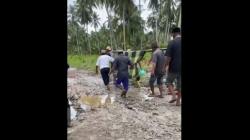 Viral! Warga Gotong Jenazah 5 Kilometer akibat Jalan Rusak dan Berlumpur di Asahan