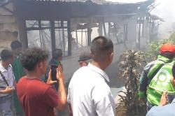 Kebakaran Hanguskan 10 Rumah Dekat Kantor Pajak Bukittinggi, 6 Orang Syok hingga Pingsan<