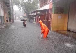 Jakarta Diguyur Hujan Deras, 35 RT dan 1 Ruas Jalan Terendam Banjir 