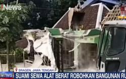 Sakit Hati Diselingkuhi Istri, Pria di Sragen Nekat Robohkan Rumah Pakai Backhoe