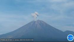 Gunung Semeru Kembali Erupsi Hari Ini, Kolom Abu Capai 700 Meter dari Puncak