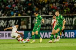 Hasil Persebaya Surabaya vs Persis Solo: Gol Rivera Sempurnakan Comeback Bajul Ijo